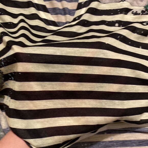 Guess Women's Black White Striped Floral Short Sleeve Top (Size Medium) - Picture 9 of 9